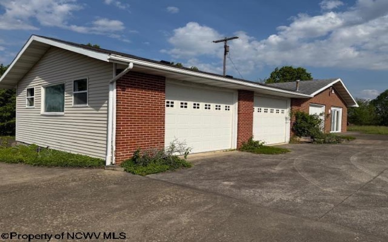 15 Pine Ridge Lane, Fairmont, West Virginia 26554, 1 Bedroom Bedrooms, 5 Rooms Rooms,3 BathroomsBathrooms,Single Family Detached,For Sale,Pine Ridge,10164655