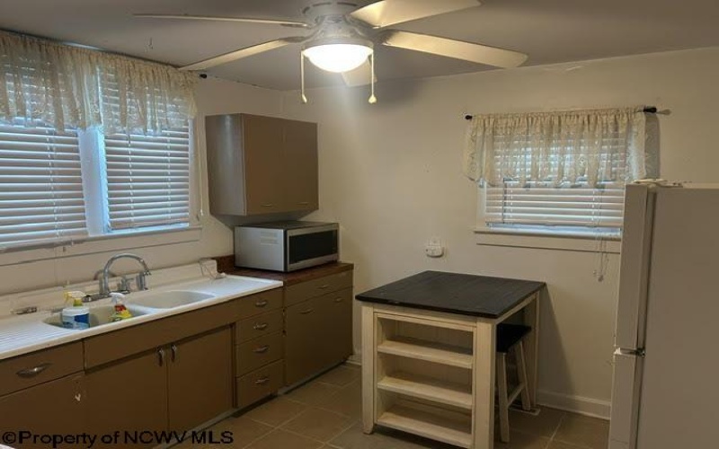 122 1/2 Reeves Avenue, Fairmont, West Virginia 26554-4245, 2 Bedrooms Bedrooms, 4 Rooms Rooms,1 BathroomBathrooms,Single Family Detached,For Sale,Reeves,10164665