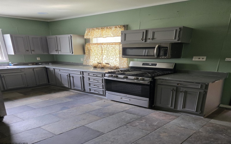 420 8th Avenue, Huntington, West Virginia 25701, 2 Bedrooms Bedrooms, 5 Rooms Rooms,1 BathroomBathrooms,Single Family Detached,For Sale,8th,10164682