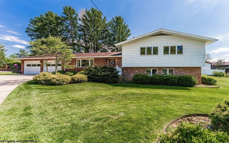 674 Manor Place, Morgantown, West Virginia 26505, 3 Bedrooms Bedrooms, 9 Rooms Rooms,2 BathroomsBathrooms,Single Family Detached,For Sale,Manor,10164692