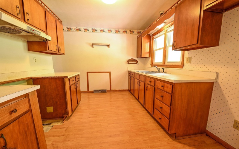 109 Rebrook Street, Clarksburg, West Virginia 26301, 3 Bedrooms Bedrooms, 5 Rooms Rooms,1 BathroomBathrooms,Single Family Detached,For Sale,Rebrook,10164708