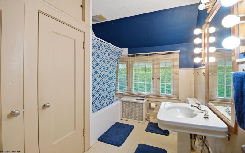 5 Woodside Drive, Fairmont, West Virginia 26554, 4 Bedrooms Bedrooms, 8 Rooms Rooms,2 BathroomsBathrooms,Single Family Detached,For Sale,Woodside,10164701