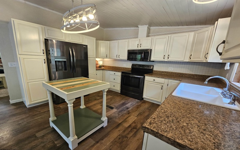 3923 Bear Mountain Road, Bridgeport, West Virginia 26330, 4 Bedrooms Bedrooms, 7 Rooms Rooms,2 BathroomsBathrooms,Single Family Detached,For Sale,Bear Mountain,10164731
