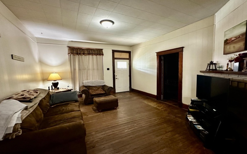 103 Washington Street, Mannington, West Virginia 26582-0000, 5 Bedrooms Bedrooms, 10 Rooms Rooms,2 BathroomsBathrooms,Single Family Detached,For Sale,Washington,10164729
