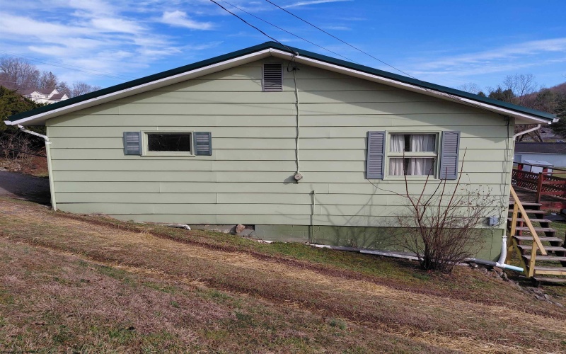 32 Circle Drive, Mount Clare, West Virginia 26408, 3 Bedrooms Bedrooms, 5 Rooms Rooms,1 BathroomBathrooms,Single Family Detached,For Sale,Circle,10163476