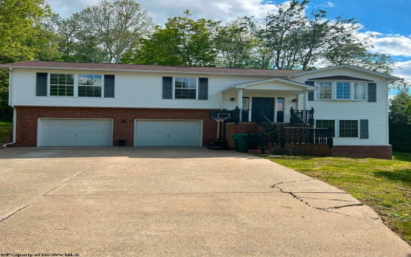 1002 Sherwood Circle, Bridgeport, West Virginia 26330, 4 Bedrooms Bedrooms, 7 Rooms Rooms,3 BathroomsBathrooms,Single Family Detached,For Sale,Sherwood,10164767