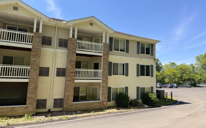 7205 University Commons Drive, Morgantown, West Virginia 26505, 4 Bedrooms Bedrooms, 6 Rooms Rooms,4 BathroomsBathrooms,Single Family Attached,For Sale,University Commons,10164794