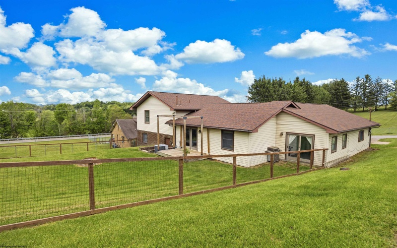 1102 Deerfield Drive, Fairmont, West Virginia 26554, 4 Bedrooms Bedrooms, 8 Rooms Rooms,3 BathroomsBathrooms,Single Family Detached,For Sale,Deerfield,10164828