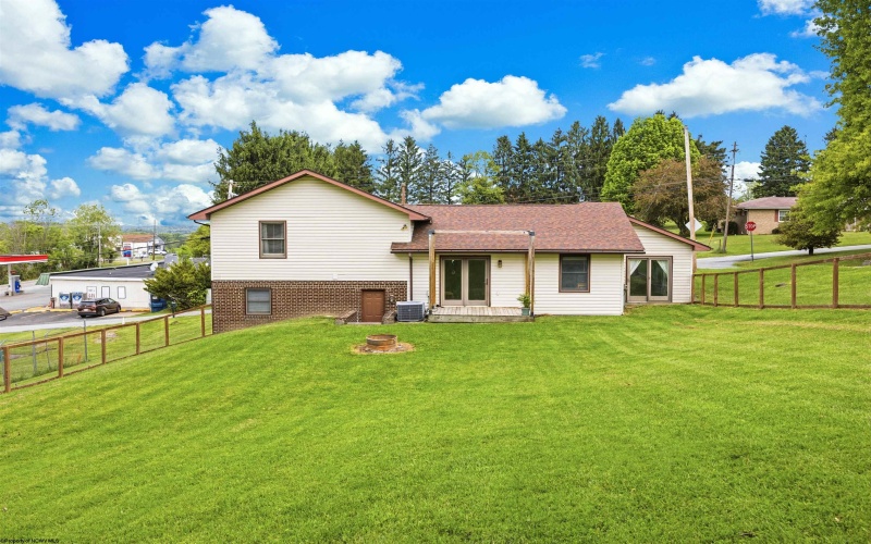 1102 Deerfield Drive, Fairmont, West Virginia 26554, 4 Bedrooms Bedrooms, 8 Rooms Rooms,3 BathroomsBathrooms,Single Family Detached,For Sale,Deerfield,10164828