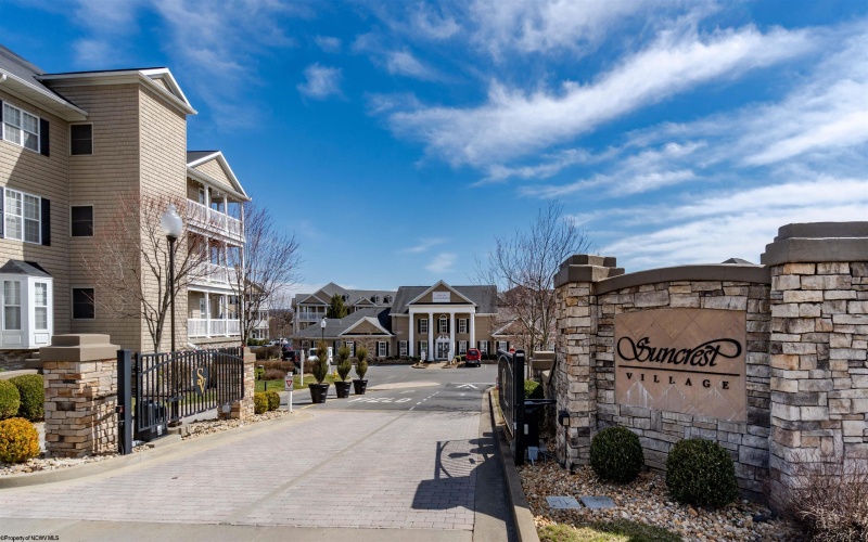 2524 Suncrest Village Drive, Morgantown, West Virginia 26505, 1 Bedroom Bedrooms, 5 Rooms Rooms,1 BathroomBathrooms,Single Family Attached,For Sale,Suncrest Village,10164838