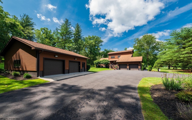 102 Country Club Court, Terra Alta, West Virginia 26764, 3 Bedrooms Bedrooms, 10 Rooms Rooms,3 BathroomsBathrooms,Single Family Detached,For Sale,Country Club,10164870
