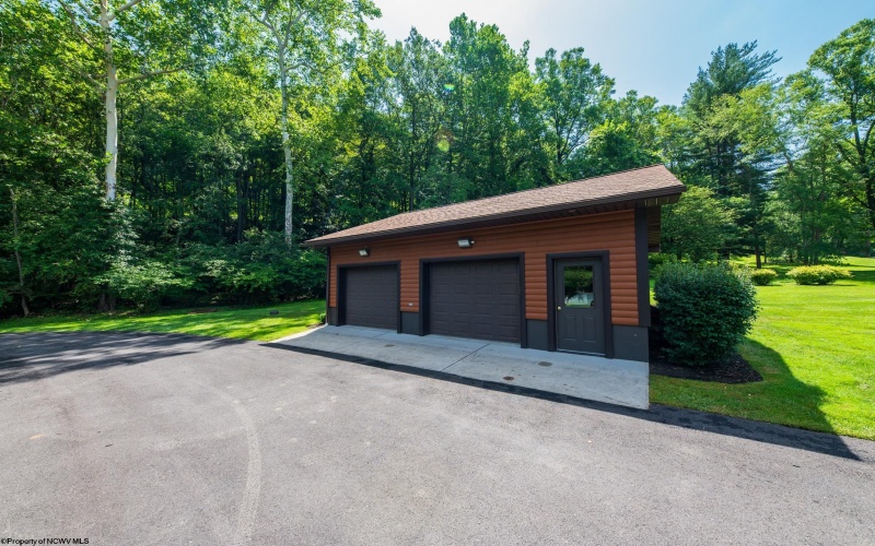 102 Country Club Court, Terra Alta, West Virginia 26764, 3 Bedrooms Bedrooms, 10 Rooms Rooms,3 BathroomsBathrooms,Single Family Detached,For Sale,Country Club,10164870