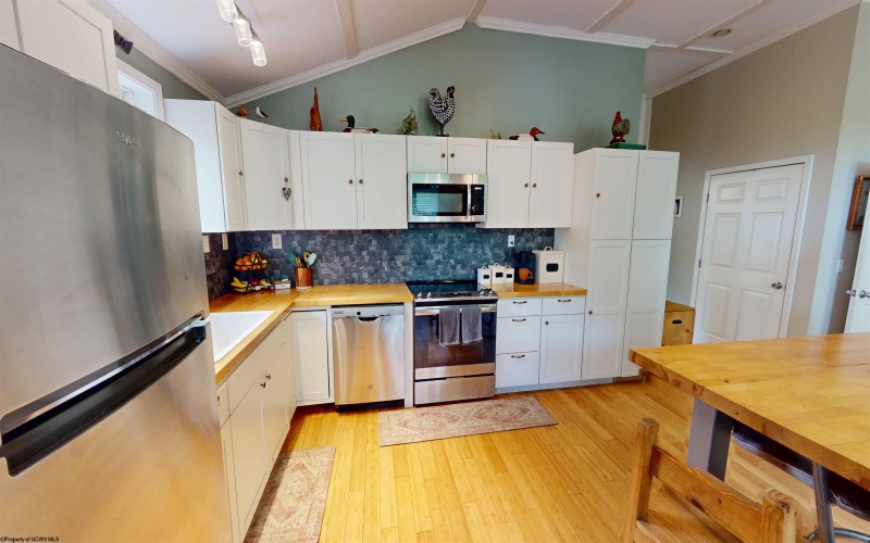 378 White Island Road, Fairmont, West Virginia 26554, 2 Bedrooms Bedrooms, 6 Rooms Rooms,2 BathroomsBathrooms,Single Family Detached,For Sale,White Island,10164880
