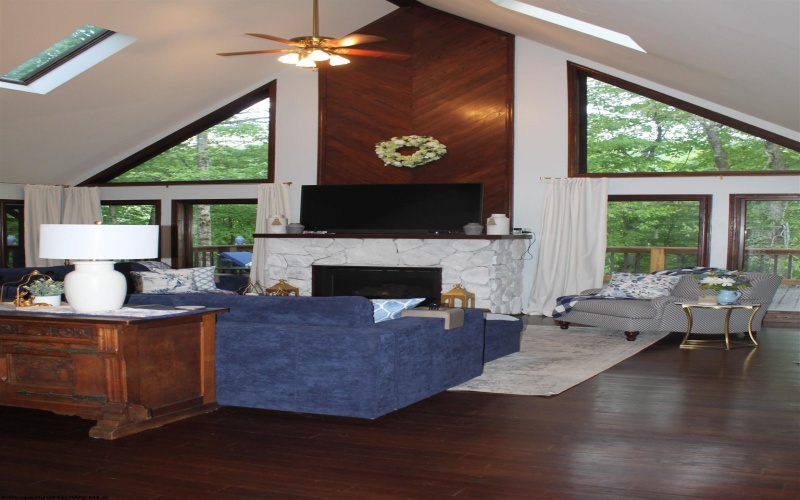 1998 Point Mountain Road, Webster Springs, West Virginia 26288-9998, 3 Bedrooms Bedrooms, 11 Rooms Rooms,2 BathroomsBathrooms,Single Family Detached,For Sale,Point Mountain,10164877