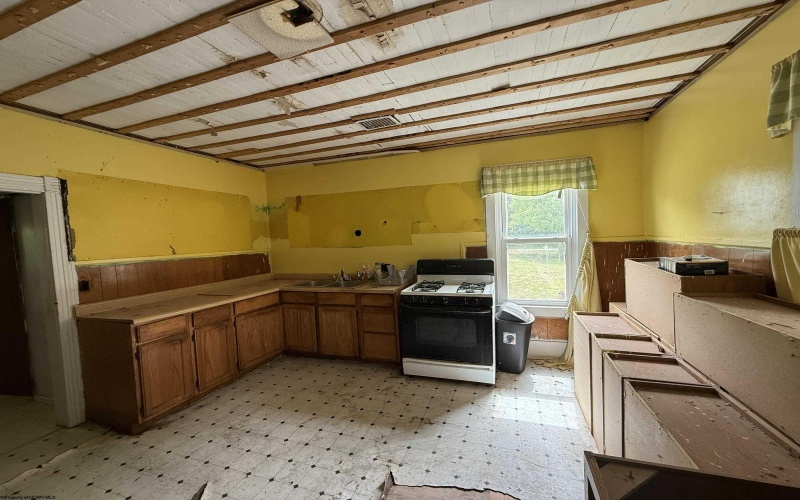 402 Center Street, Elkins, West Virginia 26241, 3 Bedrooms Bedrooms, 6 Rooms Rooms,1 BathroomBathrooms,Single Family Detached,For Sale,Center,10164881