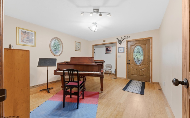 1122 Queens Court, Morgantown, West Virginia 26508, 4 Bedrooms Bedrooms, 8 Rooms Rooms,3 BathroomsBathrooms,Single Family Detached,For Sale,Queens,10164887