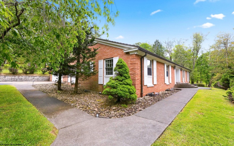 1188 Sands Drive, Fairmont, West Virginia 26554, 3 Bedrooms Bedrooms, 12 Rooms Rooms,3 BathroomsBathrooms,Single Family Detached,For Sale,Sands,10164893