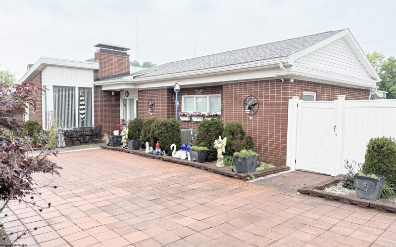 414 Main Street, Clarksburg, West Virginia 26301, 2 Bedrooms Bedrooms, 6 Rooms Rooms,1 BathroomBathrooms,Single Family Detached,For Sale,Main,10164899