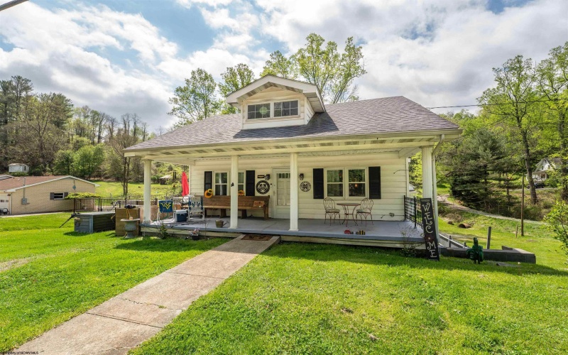 688 Grafton Road, Fairmont, West Virginia 26554, 2 Bedrooms Bedrooms, 7 Rooms Rooms,2 BathroomsBathrooms,Single Family Detached,For Sale,Grafton,10164907