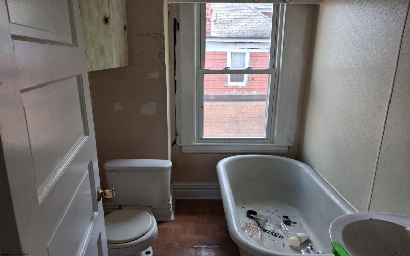 524 Warwood Avenue, Wheeling, West Virginia 26003, 3 Bedrooms Bedrooms, 9 Rooms Rooms,1 BathroomBathrooms,Single Family Detached,For Sale,Warwood,10164961