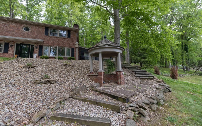 1250 Briercliff Road, Bridgeport, West Virginia 26330, 3 Bedrooms Bedrooms, 9 Rooms Rooms,2 BathroomsBathrooms,Single Family Detached,For Sale,Briercliff,10164973