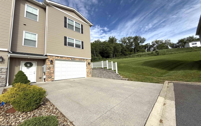 2088 Mountain Ash Lane, Westover, West Virginia 26501, 3 Bedrooms Bedrooms, 8 Rooms Rooms,2 BathroomsBathrooms,Single Family Attached,For Sale,Mountain Ash,10164991