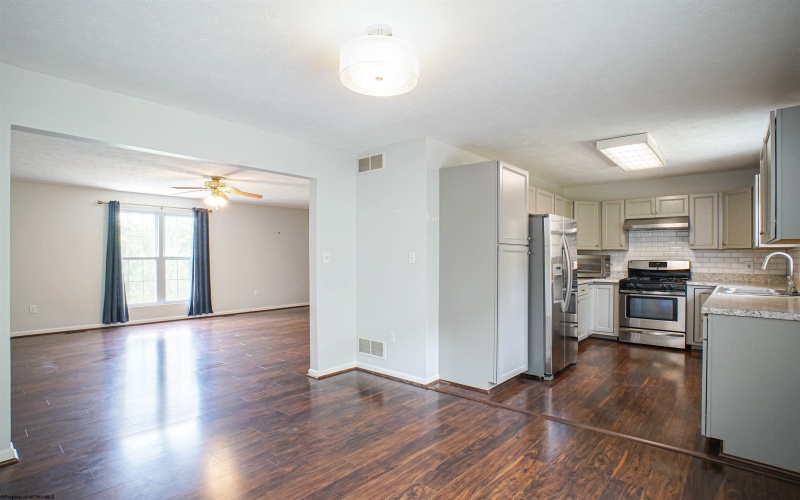 12 Clear Spring Drive, Morgantown, West Virginia 26508, 3 Bedrooms Bedrooms, 6 Rooms Rooms,2 BathroomsBathrooms,Single Family Attached,For Sale,Clear Spring,10164993