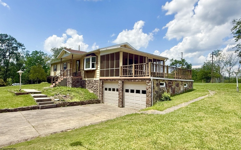 221 FREEMAN HILL Road, Bridgeport, West Virginia 26330, 3 Bedrooms Bedrooms, 8 Rooms Rooms,2 BathroomsBathrooms,Single Family Detached,For Sale,FREEMAN HILL,10162630