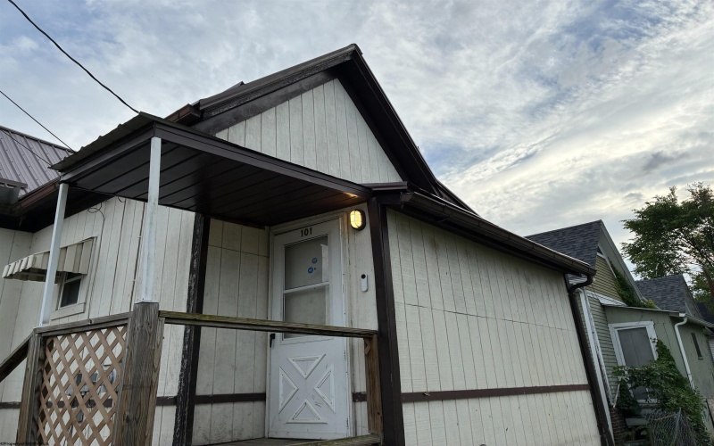 101 Denham Street, Clarksburg, West Virginia 26301, 2 Bedrooms Bedrooms, 5 Rooms Rooms,1 BathroomBathrooms,Single Family Detached,For Sale,Denham,10165029