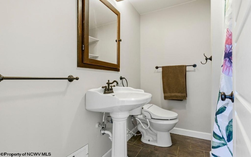 533 Watson Street, Bridgeport, West Virginia 26330-9999, 3 Bedrooms Bedrooms, 8 Rooms Rooms,2 BathroomsBathrooms,Single Family Detached,For Sale,Watson,10165085