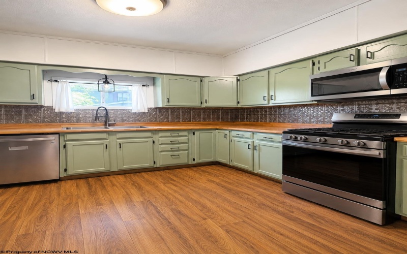 523 Lawman Avenue, Bridgeport, West Virginia 26330, 3 Bedrooms Bedrooms, 7 Rooms Rooms,2 BathroomsBathrooms,Single Family Detached,For Sale,Lawman,10165083