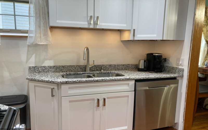 125 Cottage Avenue, Weston, West Virginia 26452, 2 Bedrooms Bedrooms, 7 Rooms Rooms,2 BathroomsBathrooms,Single Family Detached,For Sale,Cottage,10165099