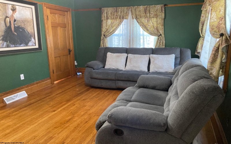 125 Cottage Avenue, Weston, West Virginia 26452, 2 Bedrooms Bedrooms, 7 Rooms Rooms,2 BathroomsBathrooms,Single Family Detached,For Sale,Cottage,10165099