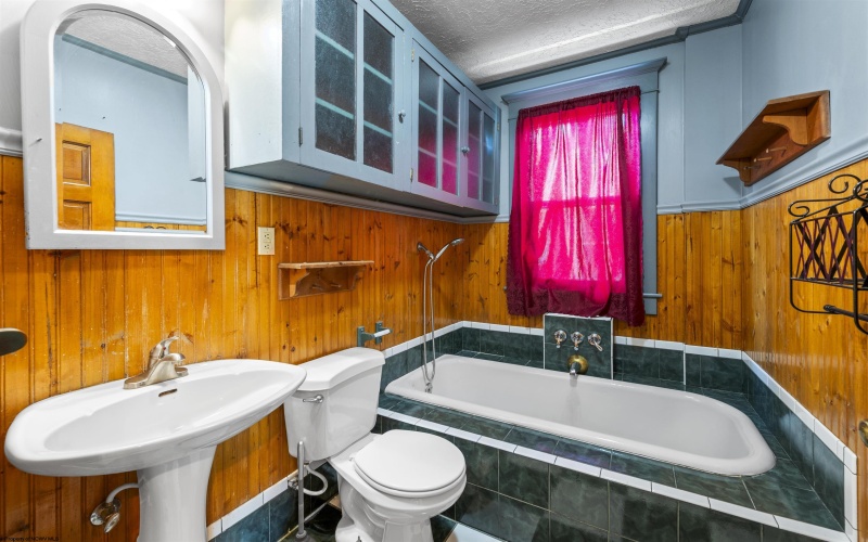 702 benoni Avenue, Fairmont, West Virginia 26554, 4 Bedrooms Bedrooms, 9 Rooms Rooms,1 BathroomBathrooms,Single Family Detached,For Sale,benoni,10165126
