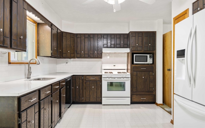 1354 Pineview Drive, Morgantown, West Virginia 26505, 3 Bedrooms Bedrooms, 9 Rooms Rooms,2 BathroomsBathrooms,Single Family Detached,For Sale,Pineview,10165128