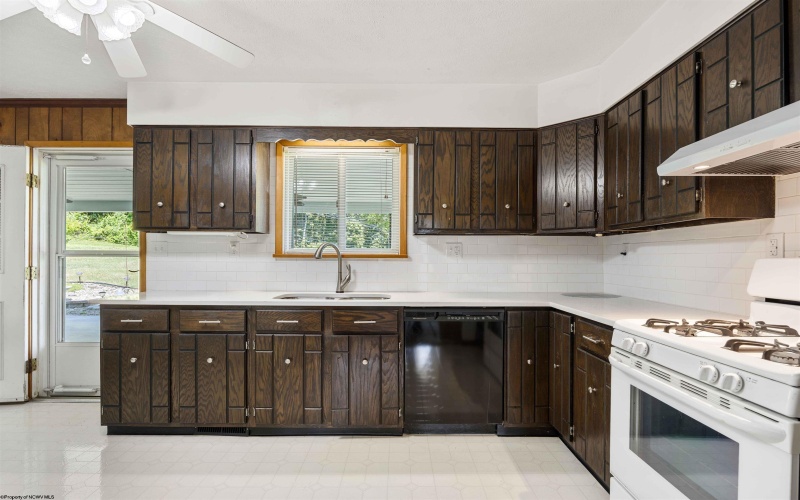 1354 Pineview Drive, Morgantown, West Virginia 26505, 3 Bedrooms Bedrooms, 9 Rooms Rooms,2 BathroomsBathrooms,Single Family Detached,For Sale,Pineview,10165128