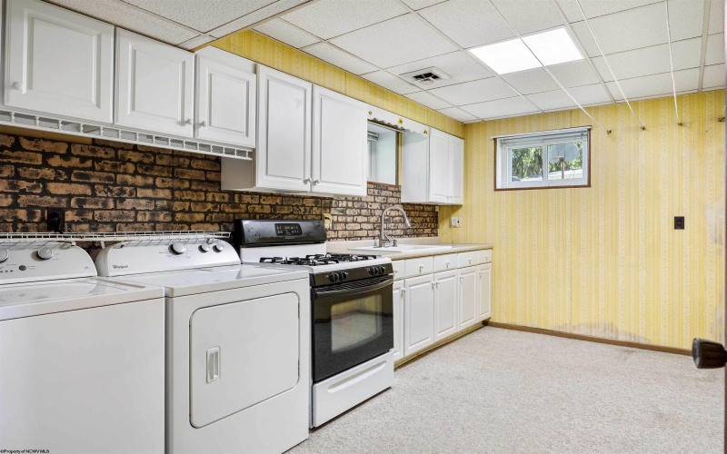 1354 Pineview Drive, Morgantown, West Virginia 26505, 3 Bedrooms Bedrooms, 9 Rooms Rooms,2 BathroomsBathrooms,Single Family Detached,For Sale,Pineview,10165128