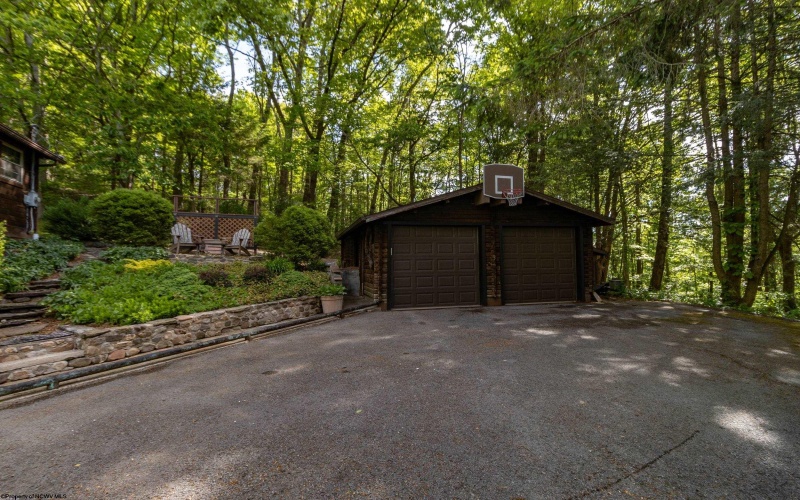302 Pineview Drive, Clarksburg, West Virginia 26301, 4 Bedrooms Bedrooms, 11 Rooms Rooms,2 BathroomsBathrooms,Single Family Detached,For Sale,Pineview,10165152