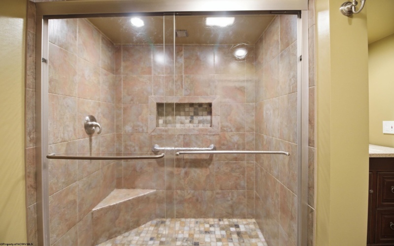 302 Pineview Drive, Clarksburg, West Virginia 26301, 4 Bedrooms Bedrooms, 11 Rooms Rooms,2 BathroomsBathrooms,Single Family Detached,For Sale,Pineview,10165152