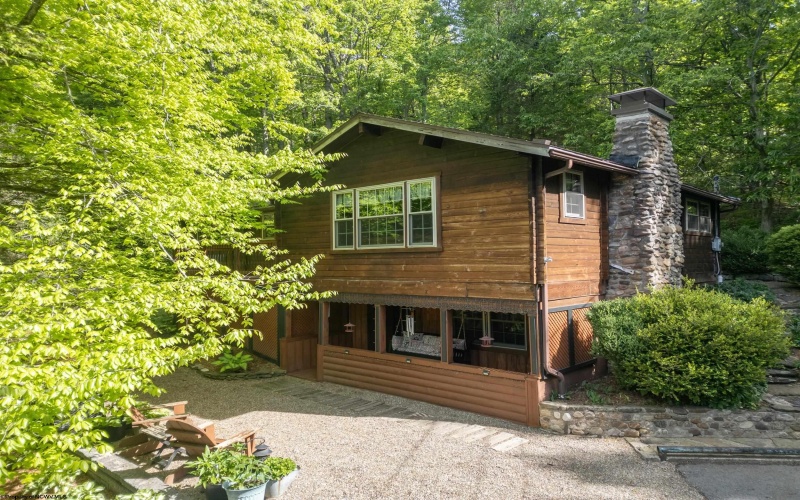 302 Pineview Drive, Clarksburg, West Virginia 26301, 4 Bedrooms Bedrooms, 11 Rooms Rooms,2 BathroomsBathrooms,Single Family Detached,For Sale,Pineview,10165152