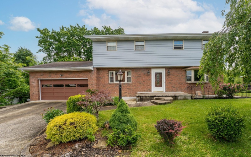 107 Oakview Drive, Morgantown, West Virginia 26505, 4 Bedrooms Bedrooms, 9 Rooms Rooms,3 BathroomsBathrooms,Single Family Detached,For Sale,Oakview,10165173
