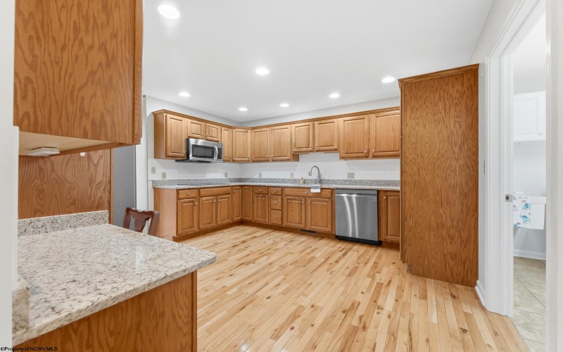 108 Center Court, Bridgeport, West Virginia 26330, 3 Bedrooms Bedrooms, 6 Rooms Rooms,2 BathroomsBathrooms,Single Family Attached,For Sale,Center,10165204