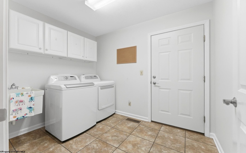 108 Center Court, Bridgeport, West Virginia 26330, 3 Bedrooms Bedrooms, 6 Rooms Rooms,2 BathroomsBathrooms,Single Family Attached,For Sale,Center,10165204