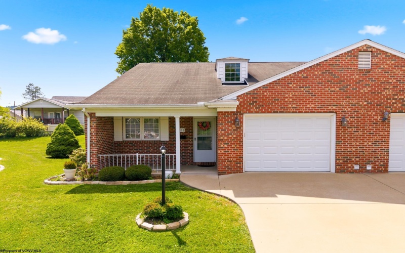 108 Center Court, Bridgeport, West Virginia 26330, 3 Bedrooms Bedrooms, 6 Rooms Rooms,2 BathroomsBathrooms,Single Family Attached,For Sale,Center,10165204