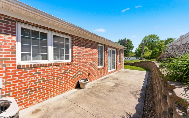 108 Center Court, Bridgeport, West Virginia 26330, 3 Bedrooms Bedrooms, 6 Rooms Rooms,2 BathroomsBathrooms,Single Family Attached,For Sale,Center,10165204