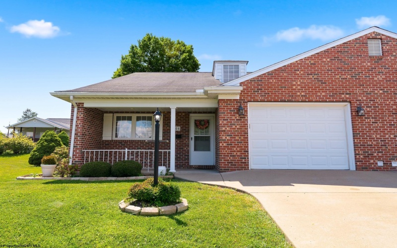 108 Center Court, Bridgeport, West Virginia 26330, 3 Bedrooms Bedrooms, 6 Rooms Rooms,2 BathroomsBathrooms,Single Family Attached,For Sale,Center,10165204