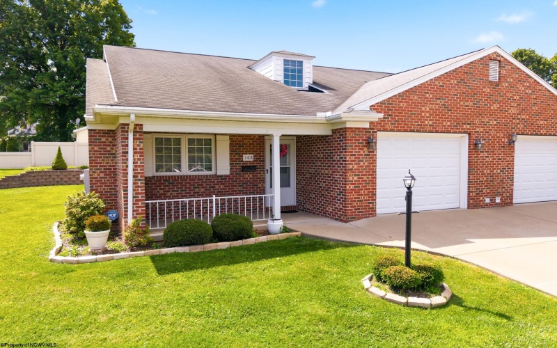 108 Center Court, Bridgeport, West Virginia 26330, 3 Bedrooms Bedrooms, 6 Rooms Rooms,2 BathroomsBathrooms,Single Family Attached,For Sale,Center,10165204