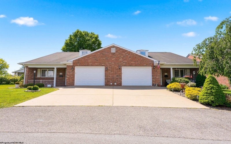 108 Center Court, Bridgeport, West Virginia 26330, 3 Bedrooms Bedrooms, 6 Rooms Rooms,2 BathroomsBathrooms,Single Family Attached,For Sale,Center,10165204