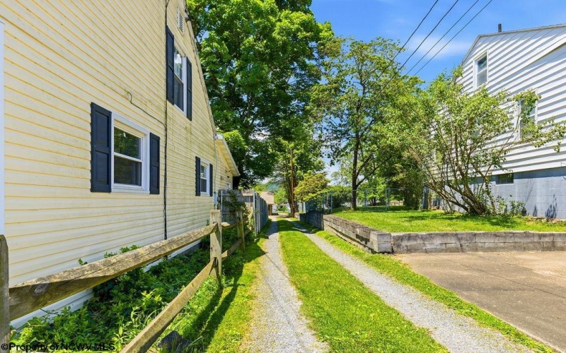 331 Stout Street, Bridgeport, West Virginia 26330, 3 Bedrooms Bedrooms, 5 Rooms Rooms,1 BathroomBathrooms,Single Family Detached,For Sale,Stout,10165195 331 Stout Street, Bridgeport, West Virginia 26330, 3 Bedrooms Bedrooms, 5 Rooms Rooms,1 BathroomBathrooms,Single Family Detached,For Sale,Stout,10165195