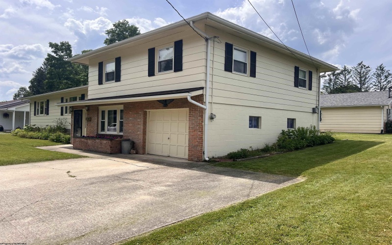 201 Alexander Avenue, Elkins, West Virginia 26241, 3 Bedrooms Bedrooms, 9 Rooms Rooms,1 BathroomBathrooms,Single Family Detached,For Sale,Alexander,10165258